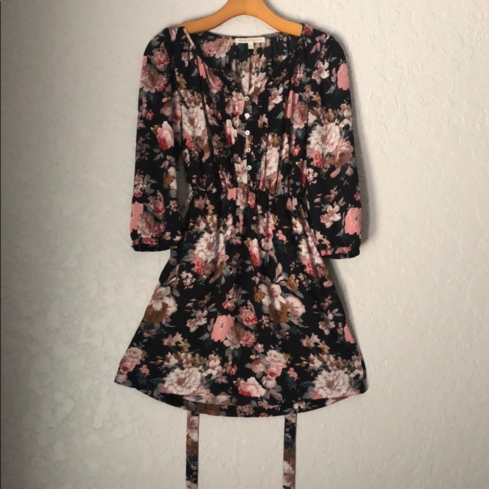 Floral printed dress with side pockets.